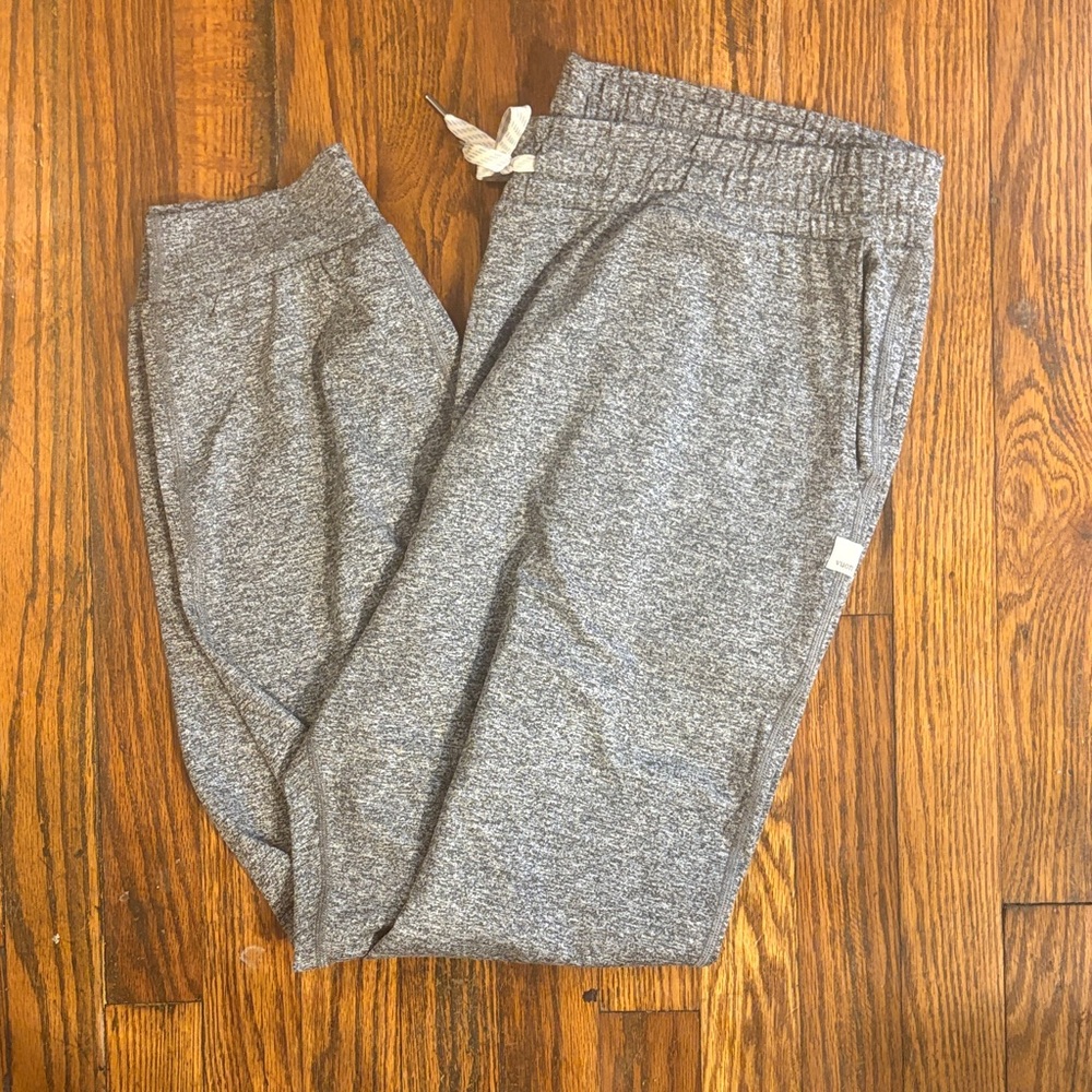 🎉NWOT Vuori Heather Gray Performance Joggers!